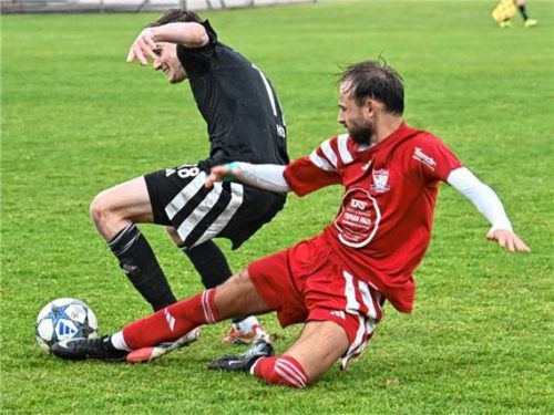Ostermünchens Matchwinner Daniel Kobl (links) wird hier von Flintsbachs Fabio Lorms ausgebremst.Foto Franz Ruprecht