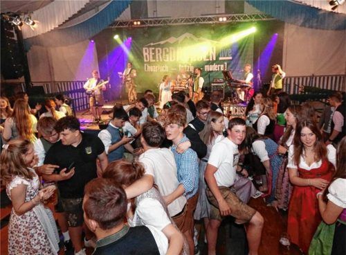 Partystimmung mit den „Bergdachsen“ beim Volksfest Neumarkt-St. Veit. Auch in diesem Jahr spielt die Band aus der Region am Tag der Landwirtschaft auf. Foto Stuffer