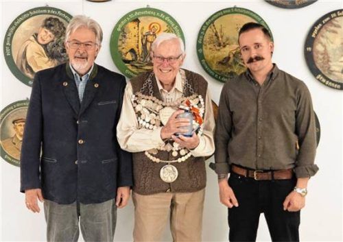 Peter Koch (Mitte) freute sich über seinen Erfolg. Foto  re