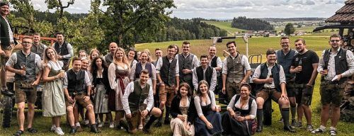 Pfingstrosensammeln: Eine Dirndlschaft aus dem Landkreis Mühldorf ist dabei. Foto privat