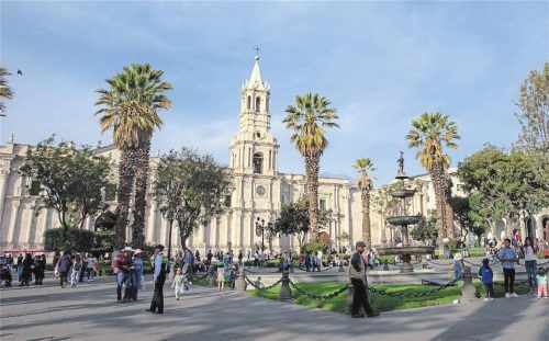 Plaudern im Schatten der Palmen: Am Plaza de Armas (gr.F.) trifft sich Arequipa, bevor es ins La Nueva Palomino (o.) geht. Fotos PROMPERÚ/Karina Mendoza/Fernando López/Inés Menacho/Miguel Mejía