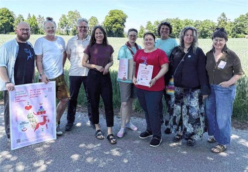 „Polling Miteinand“ feierte mit Knödel das Grundgesetz: (von links) Sebastian Romahn, Kurt Lehner, Ernst Weinberger, Lena Koch, Sarah Thaler, Andrea Moser, Katharina Schmidmaier, Angela Melzer und Andrea Müller. Fotos  re