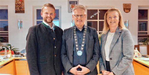 Pollings Bürgermeister Ernst Weinberger (Mitte) mit Zweitem Bürgermeister Stefan Mooshuber und Dritter Bürgermeisterin Grit Berdel. Foto Jörg Eschenfelder