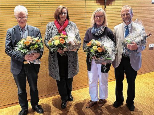 Präsente und Dankesworte anlässlich der Verabschiedung des Vorstandes des Kreiskatholikenrates Rosenheim (KKR): (von links) Pfarrer Thomas Schlichting, Carola Thulke, Michaela Leidel und KKR-Vorsitzender Sebastian Kleinschwärzer.Foto Knarr