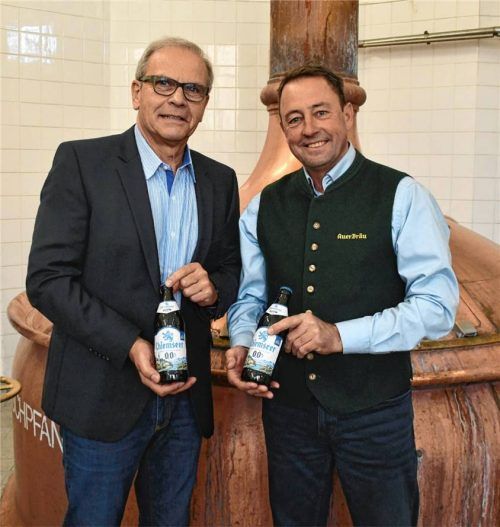 Präsentieren stolz das „Chiemseer 0,0“: Auerbräu Geschäftsführer Dirk Steinebach (links) und Braumeister Josef Kronast freuen sich über das neue Bier. Fotos Nägele