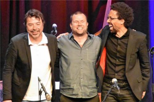 Präsentierten höchst unterhaltsam und ebenso informativ große Popsongs: (von links): Stephan Weiser, Manni Müller und Yvo Fischer. Foto Bovers