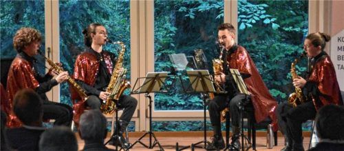 Präsentierten in roten Glitzer-Gewändern musikalische Teufeleien: (von links) Antoine Morineau, Nino Daclon, Élie Arnaud und Casilde Maytie. Foto Bovers