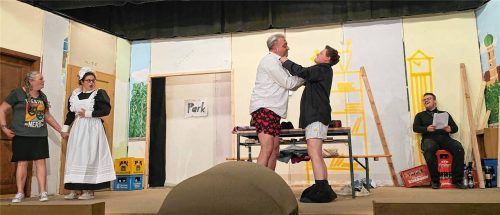Premiere mit vollem Körpereinsatz: (von links) Über Lisl (Heike Starkmeth), Rosi als „Zofe“ (Claudia Hager), Alois (Stefan Hofmeister) und Heinzi (Lucas Guth) amüsiert sich Luigi Caruso alias Klunker-Kurti (Thomas Walz).