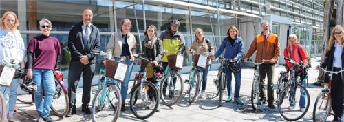 Professor Uwe Strohbeck (Dritter von links) beim Aktionstag „Share your bike, share your ride“ im Kreis der Projektmitarbeiter und Mobilitätsbotschafter der TH Rosenheim. Foto Anton Maier