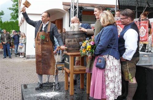 Pünktlich um 11 Uhr wird am Pfingstsonntag die 16. „Musikalisch-kulinarische Pfingstroas“ in Inzell am Rathaus eröffnet. Inzells Bürgermeister Michael Lorenz wird das erste Fass anzapfen und den Bierausschank eröffnen. Foto Wegscheider