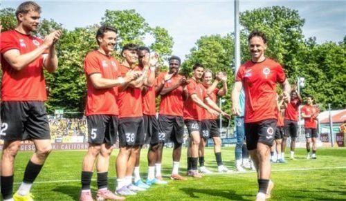 Raus mit Applaus: Simon Handle wird von seinen Kölner Mitspielern mit reichlich Beifall bedacht.Foto Imago Images
