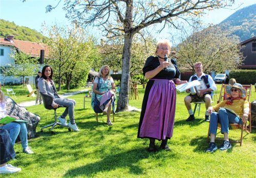 Renate Pröbstl begrüßte die Gäste zur Eröffnung von „Vui Stui“ – im Hintergrund die kleine Theatergruppe von kunst+werk.