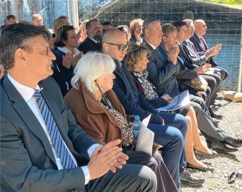 Repräsentativ für viele andere – die Ehrengäste in der ersten Reihe: (von links) Landrat Max Heimerl, Lynn Farbman alias „Baby Hannah“, Bodyguard, Charlotte Knobloch, Präsidentin der israelitischen Kultusgemeinde von München und Oberbayern, Dr. Péter Györkös, außerordentlicher und bevollmächtigter Botschafter von Ungarn in Berlin, daneben seine Frau und ein weiterer Begleiter, Alexandre Vulic, Generalkonsul Frankreichs in Bayern, und Dominique Boueilh, Präsident des Comité International de Dachau (CID) und der Amicale du camp de concentration de Dachau (ACCD), Paris.Fotos  Fuchs