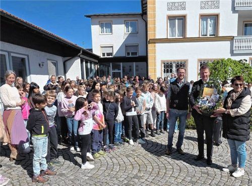 Rimstinger Schulkinder versammeln sich vor dem Rathaus, um den scheidenden Bürgermeister Andreas Fenzl zu verabschieden. Foto Dachs