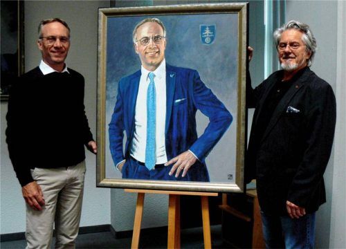 Robert Pötzsch mit seinem Porträt und dem Künstler Jo Riedl.Foto fischer