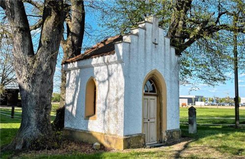Rund um ein Bauprojekt an der Bürgermeister-Hess-Straße macht sich das Denkmalamt Sorgen um diese kleine Kapelle, Gottfried Kirmeier (SPD) um die Insekten und Adolf Spirkl (UM) wegen der Dimensionen des geplanten Gebäudes. Foto Christa Latta, re
