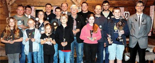 Saisonabschluss: Die Johannesschützen ehren die Vereinsmeister und Pokalsieger. Sie hatten das sicherste Auge und das ruhigste Händchen. Schützenmeister Georg Berndl (rechts) freute sich über die Erfolge.Foto Maier