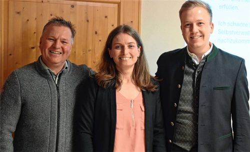 Samerbergs neue Bürgermeisterin Susanne Kunz wird künftig vom dritten Bürgermeister Wolfgang Ull (ÜPW; links) und dem Zweiten Bürgermeister Michael Auer (BfS) unterstützt.