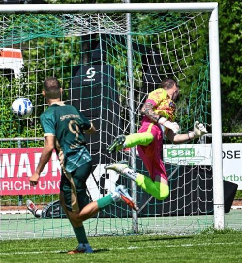 Sanel Sehric bringt den SB Rosenheim im Spiel gegen Ampfing per Kopfball in Führung.Foto Franz Ruprecht