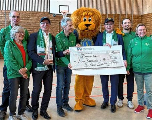 Scheckübergabe mit der Abteilungsleitung: (von links) Willy Achorner (SBR), Silvia Hofmann (SBR) Harald Kluschanzoff (Lions), Joachim Strubel (SBR), Thomas Töpfer (Lions), Klaus Stöttner (Lions), Eric Duffy (SBR) und Elfriede Rieger-Beyer (SBR).Foto Will