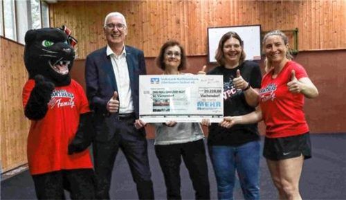 Scheckübergabe: (von links) VPC-Maskottchen Paul, Josef Babl und Christine Haas (beide VR Bank) sowie Kassierin Barbara Stodden und Abteilungsleiterin Elisabeth Kansy (beide VPC).Foto re