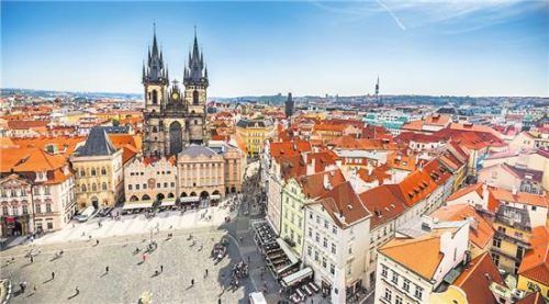 Schöner Platz: der Altstädter Ring. Hier und an anderen Orten Prags haben schon Stars wie Johnny Depp gedreht. Fotos picture alliance/dpa/Prague City Tourism, Andreas Drouve, imago images/Everett Collection