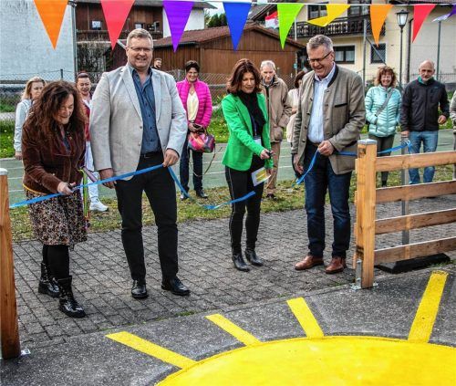 Schon wenige Tage, bevor Christian Mayer (Zweiter von links) der neue Bürgermeister von Tuntenhausen wurde, ging er mit seinem Vorgänger Georg Weigl (rechts) zu seinen ersten Terminen. Foto Stache