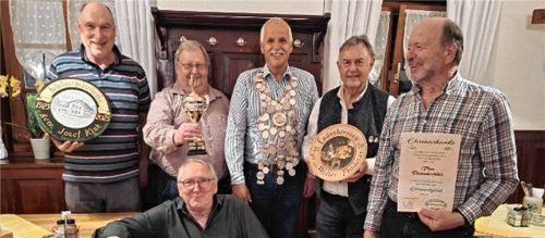 Schützenkönig, Scheibengewinner und ein neues Ehrenmitglied zeichneten die Westerndorfer Schützen aus.Foto re