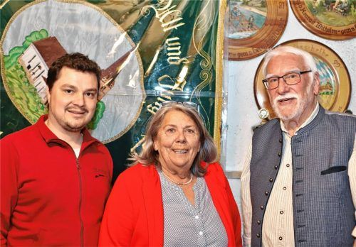 Schützenmeister Matthias Höpfinger (links) mit den zwei neuen Ehrenmitgliedern, Tina Lehrich und Hermann Kuhn. Foto Höpfinger