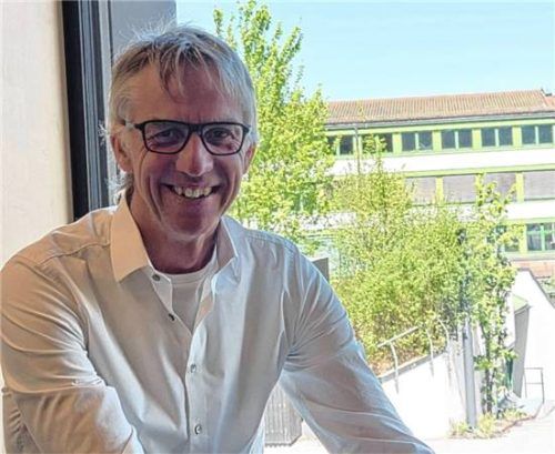 Schulleiter Gerhart Zimmermann vor dem Altbau der FOS/BOS im Wasserburger Burgerfeld, dem in Kürze Abriss und Neubau bevorstehen. Foto Birkhof
