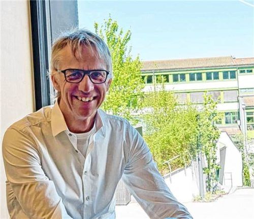Schulleiter Gerhart Zimmermann vor dem Altbau der FOS/BOS im Wasserburger Burgerfeld, dem in Kürze Abriss und Neubau bevorstehen. Foto Birkhof