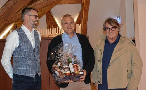 Schulverbandsvorsitzender Stefan Kattari (von links) dankte den scheidenden Verbandsräten Dr. August Trimpl und Hans Genghammer für ihren Einsatz. Foto Eder