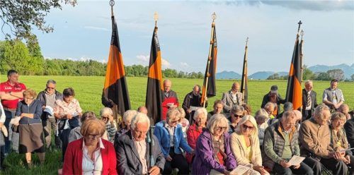 Sechs Kolpingbanner waren bei der Maiandacht zugegen.Foto Kotter