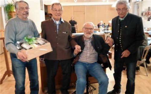 Seemanns Braut ist der MGV (von links): Fähnrich Erwin Buchner, Schatzmeister Helmut Janura, Jubilar Klaus Riedel, Vorsitzender Manfred Panhans. Foto re