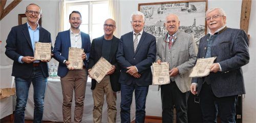 Sie gehören dem Stadtrat nicht mehr an, waren auch bei den Kommunalwahlen nicht mehr angetreten. Von links: Wolfgang Hobmaier, Michael Kulhanek, Dr. Klaus Windhager, Bürgermeister Erwin Baumgartner, Egbert Windhager undGeorg Wimmer. Fotos  Enzinger