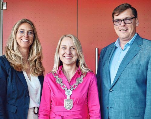 Sie haben im Wahlkampf schon zusammengehalten: Bürgermeisterin Claudia Hungerhuber (Mitte), Zweiter Bürgermeister Stefan Lasner und Dritte Bürgermeisterin Kathrin Enzinger. Foto Jörg Eschenfelder