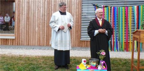 Sie segneten die Einrichtung und die Menschen dort: Gemeindereferent Alexander Weidinger (links) und der evangelische Prädikant Volker Naurath.