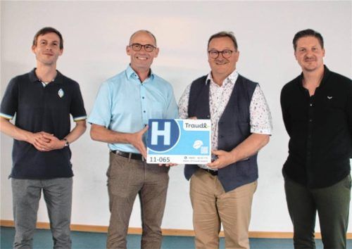 Sie stellten das neue Rufbus-Projekt „Traudl“ vor: Die Bürgermeister der beiden „Traudl“- Gemeinden Chieming und Grabenstätt, Stefan Reichelt (von Zweiter von links) und Gerhard Wirnshofer, mit einem „Traudl“-Halteschild sowie von der Mobilitäts-Abteilung im Landratsamt Sebastian Schallinger und Marko Just (links). Foto Zandl
