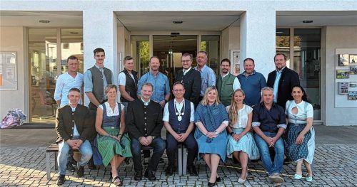 Sie tragen die kommunalpolitische Verantwortung: (vorne von links) Lorenz Baumgartner (CSU), Meike Buchauer (PWGF), Zweiter Bürgermeister Josef Prankl (PWGF), Erster Bürgermeister Daniel Mair (CSU), Dritte Bürgermeisterin Gabriele Stein (FWGU), Veronika Schneiderbauer (CSU), Martin Haller (PWGF), Christine Domek-Rußwurm (CSU), hintere Reihe von links: Georg Bohrer (FWW), Xaver Brehmer (CSU), Maximilian Kronast (FFWW), Christian Stocker (FWW), Helmut Freund (Bayernpartei), Klaus Ofner (FWGU), Josef Enzinger (PWGF), Franz Voggenauer (CSU), Julian Richter (PWGF).Fotos Kirchner