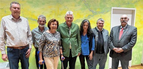Sie verabschieden sich aus dem Rathaus und dem Großkarolinenfelder Gemeinderat: (von links) Bernhard Schlosser, Klaus Boos, Lieselotte Wallner, Bürgermeister Bernd Fessler, Angela Schwarzfischer, Dr. Erwin Gutsmiedl und Martin Rieder. Foto Heinz