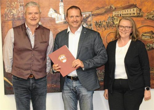 Sie werden in Zukunft die Geschicke Flintsbachs lenken: Zweiter Bürgermeister Hans Stocker, Bürgermeister Holger Steiner und die Dritte Bürgermeisterin Johanna Astner.Foto  re