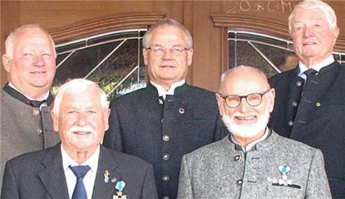 Sie wurden für langjähriges Treue zum Veteranenverein geehrt: (hinten, von links) Franz Pichler, Ewald Eder und Sebastian Baumann sowie (vorn, von links) Paul Reineke und Fritz Bader.Foto  Re