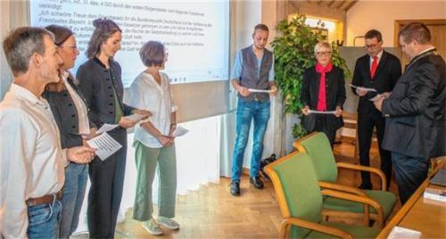 Sieben Neuzugänge: Christian Mayer (rechts) nimmt den Amtseid der „Neuen“ ab: (von links) Martin John, Martina Lausch, Tanja Berger, Claudia Bauer, Sebastian Ehberger junior, Erika Zimmert und Willibald Bonke. Foto Stache