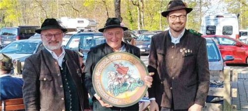 Sieger der Georgi-Scheibe: Der Spender der Geburtstagsscheibe, Sebastian Fegl, mit dem besten Schützen Georg Wagner und Zweitem Schützenkönig Georg Gmeiner. Foto Hötzelsperger