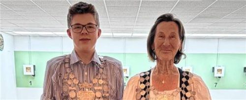 Sieger in ihren Klassen: Schüler Peter Schlosser und Schützenkönigin Gertrud Nevihosteny. Foto re