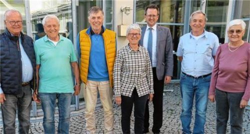 Siegerbild vor der Sommerpause: (von links) Turnierleiter Josef Davanzo, Romuald Ellmann, Hubert Wohlmuth, Traudl Kurz, Bürgermeister Stephan Schlier, Hans Bacher und Uschi Kreudler.Foto Baumann