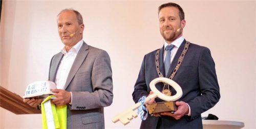Siegsdorfs Bürgermeister Thomas Kamm (links) übergibt sein Amt offiziell an seinen Nachfolger Christian Scheck. Foto Krammer