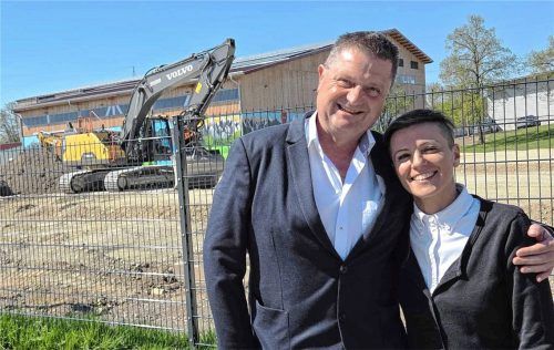Simon Zosseder und Alessandra Fusaro vor der Baustelle zu den neuen Padel-Plätzen in Wasserburg.
