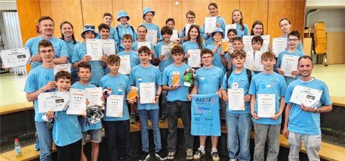 So groß war die Gruppe noch nie: 27 Teammitglieder, zwei Co-Coaches aus den Reihen der Schüler und drei Coaches vertraten als Robotics-Team Gars-Control das Gymnasium Gars beim Regionalwettbewerb der World Robot Olympiad in Freising. Dabei räumten die Teams in allen Altersklassen die Pokale für den Regionalsieg ab.