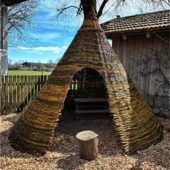 Neues Tipi im Bauernhofkindergarten Lindenbaum